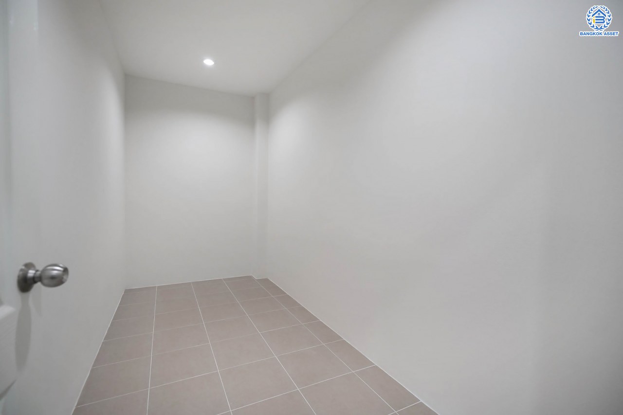 บ้านมือสองตกแต่งใหม่ ตกแต่งสไตล์ Nordic โครงการ กฤษดานคร18 บรมราชชนนี-พุทธมณฑลสาย3  เนื้อที่ 60 ตร.ว. บนพื้นที่ใช้สอยมากถึง 322 ตร.ม. อีกระดับของฟังก์ชัน 3 ห้องนอน 3 ห้องน้ำ 1 ห้องอเนกประสงค์ จอดรถได้ 3 คัน บรรยากาศสุด Private บนทำเลศักยภาพเชื่อมต่อหลายเส้นทาง ใกล้เซ็นทรัลปิ่นเกล้า ม.มหิดล และทางด่วน "ศรีรัช"